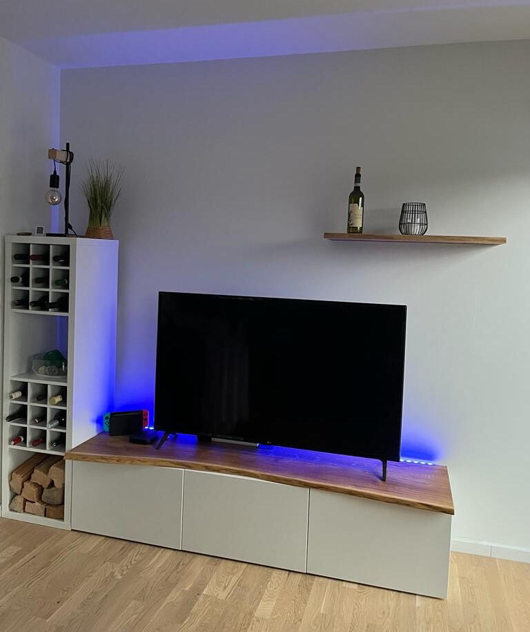 Sideboard &amp; Wandregal aus Eiche mit Waldkante