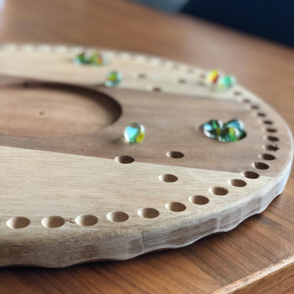 Spielbrett aus einem Holzbrotteller