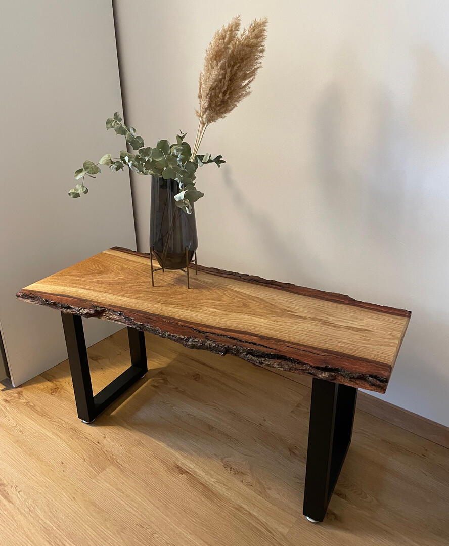 Tisch mit flachen Beinen