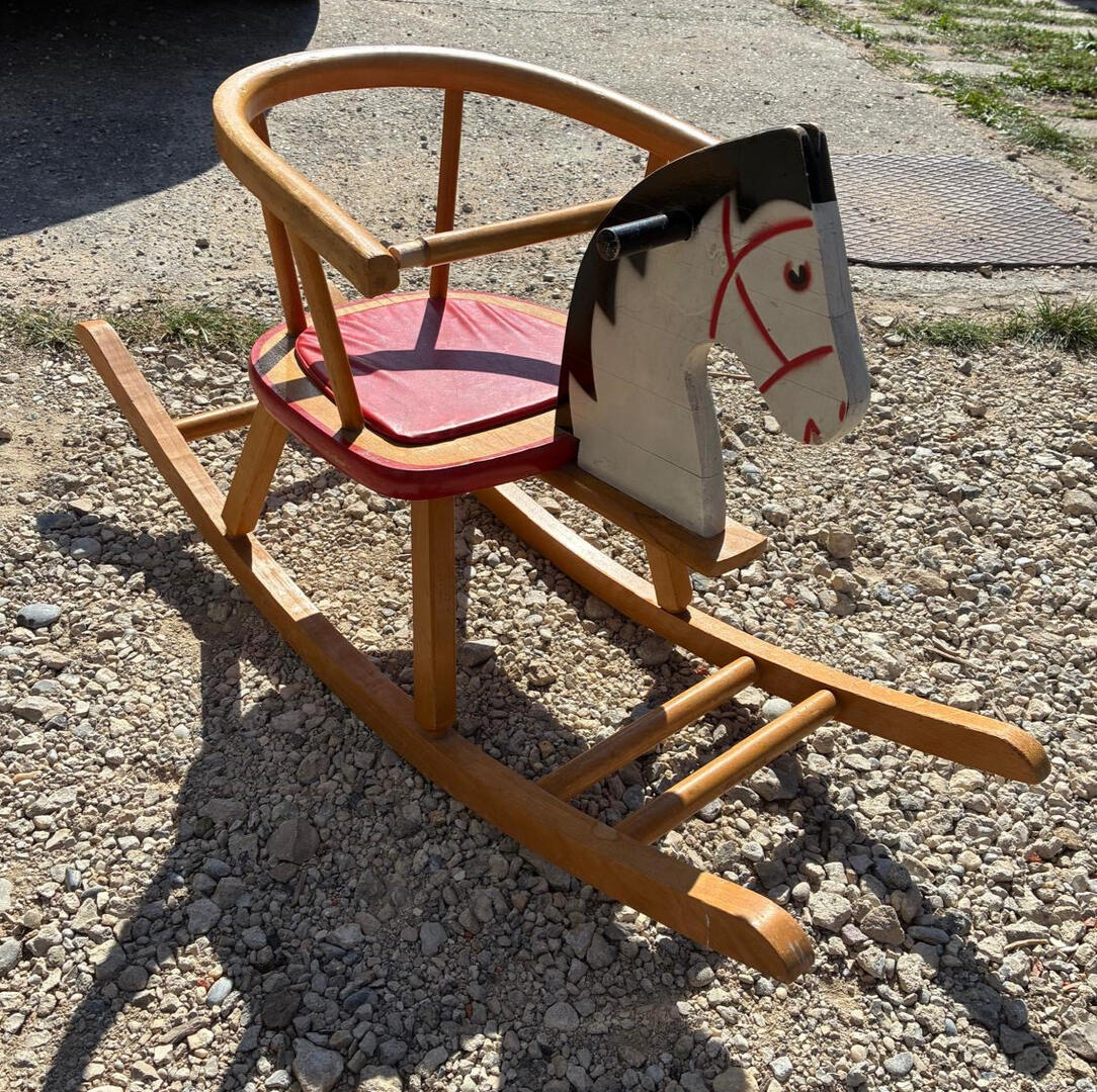 Schaukelpferd vor der Restauration