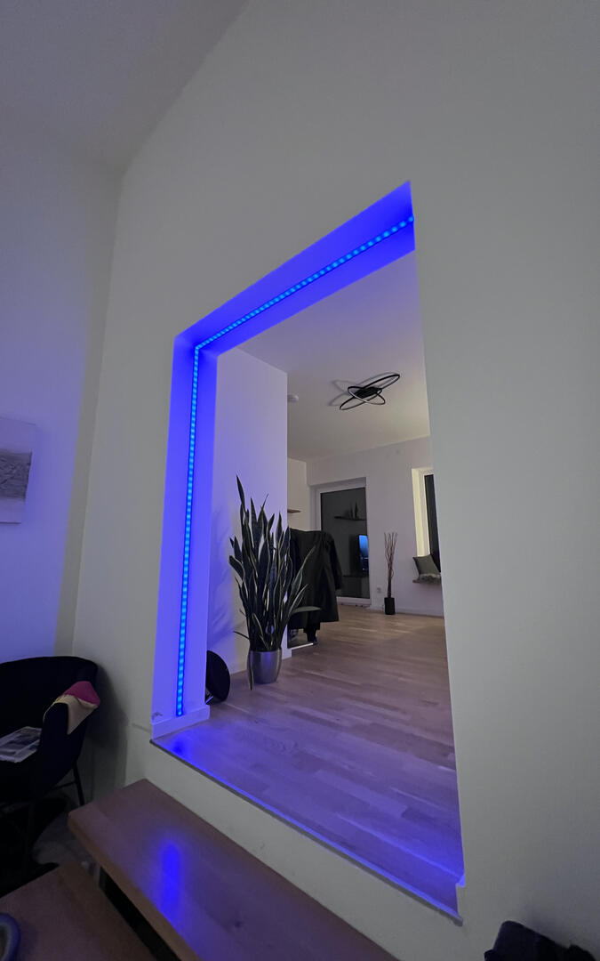 Installation einer smarten LED Beleuchtung im Türrahmen
